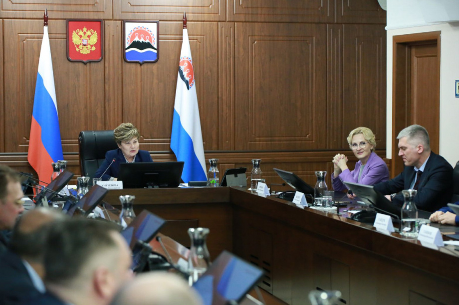 Депутаты краевого парламента благодарят Ирину Яровую за огромную помощь региону. Фото: zaksobr.kamchatka.ru. Фотография 1