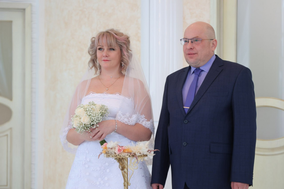 Молодожены на Камчатке голосуют во время бракосочетания. Фото: kamgov.ru