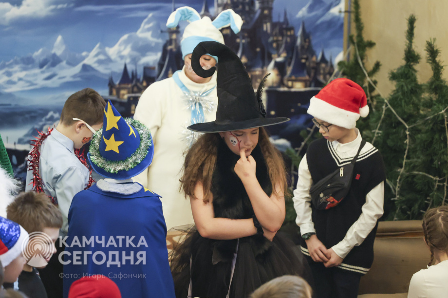 Пятьсот детей побывали на Губернаторской ёлке на Камчатке. Фото: ИА «Камчатка»/Игорь Сафончик. Фотография 48