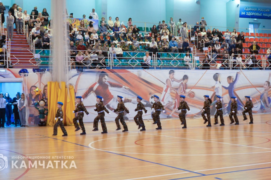 Маленькие герои большого праздника — дошколята Камчатки показали мастерство на конкурсе строя и песни. Фото: Управление образования ПКГО / Екатерина Мазур. Фотография 3