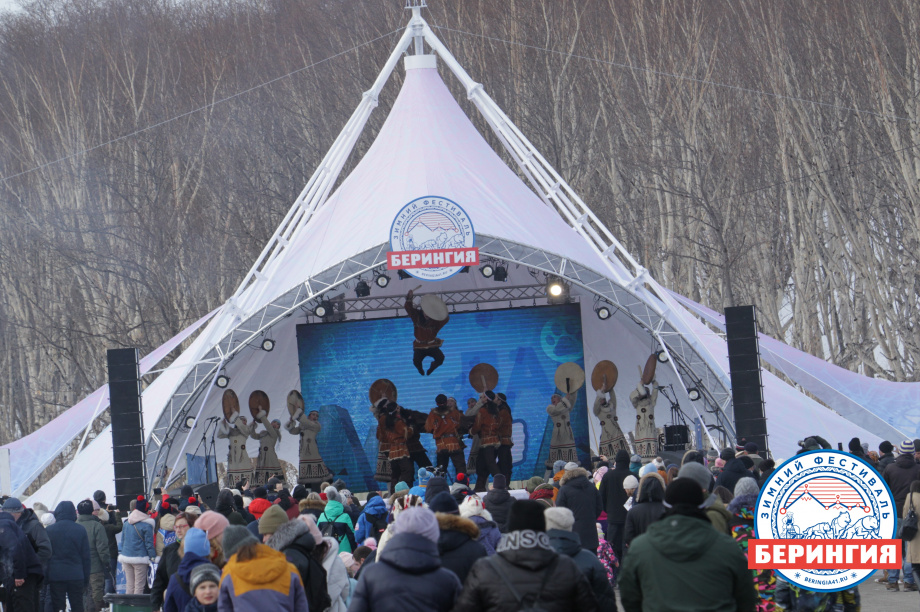 На открытии зимнего фестиваля «Берингия-2021» выступают творческие коллективы Камчатки. Фото: Виктор Гуменюк. Фотография 9
