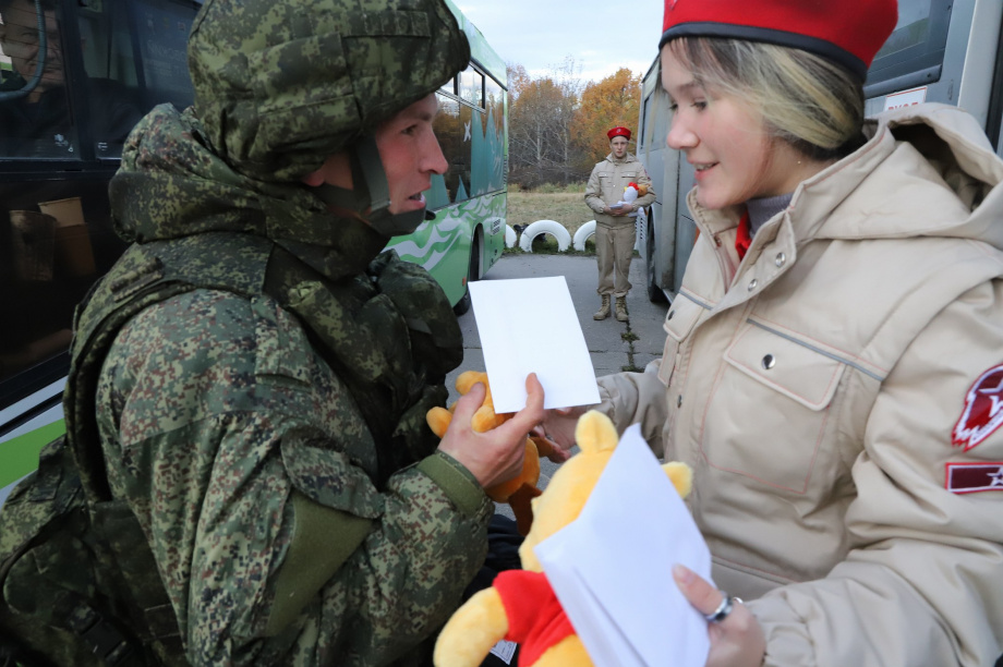 Мобилизованных жителей Камчатки торжественно проводили к месту несения службы. Фото: Виктор Гуменюк. Фотография 42