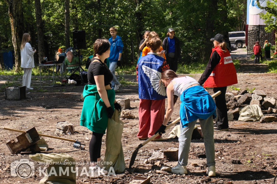 Молодежный субботник прошел в детском парке Петропавловска. фото: ИА "Камчатка". Фотография 31