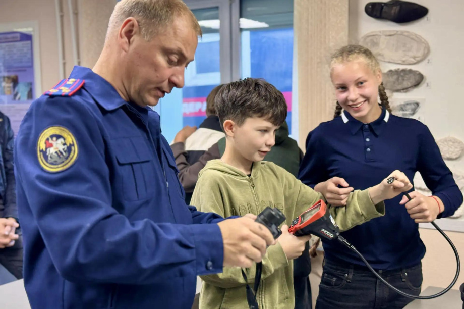 Камчатские школьники попробовали себя в роли криминалистов. Фото: Следственное управление СК России по Камчатскому краю. Фотография 4