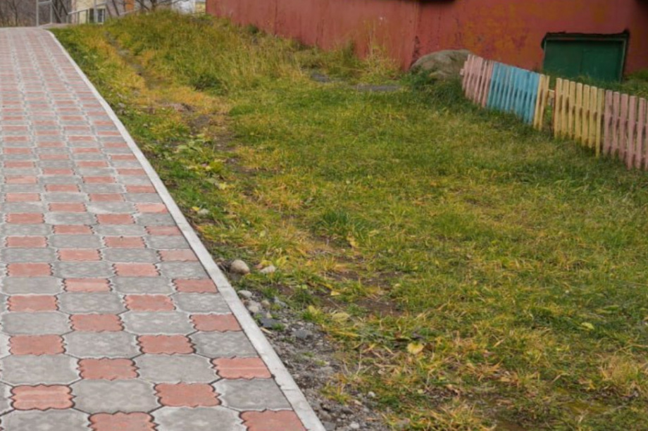 В Камчатском крае продолжается работа по благоустройству дворовых территорий в рамках программы «1000 дворов Дальнего Востока». Фото: kamgov.ru. Фотография 3