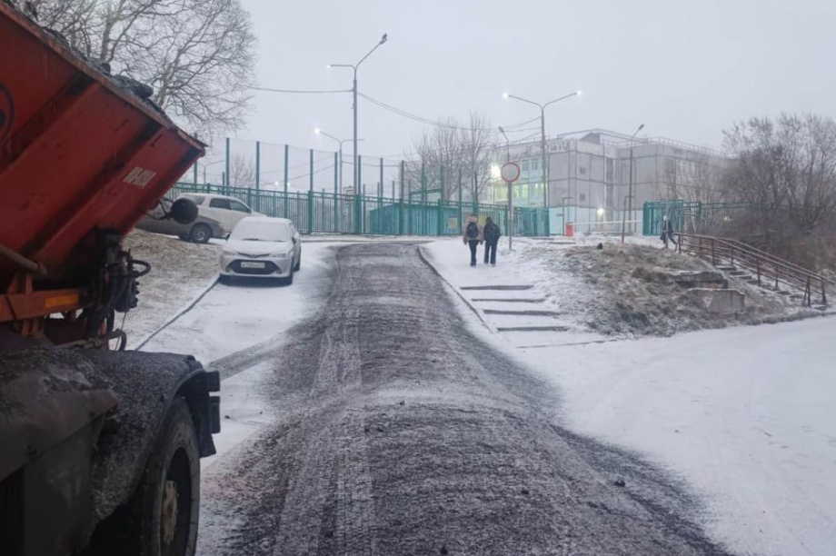 С приходом циклона в Петропавловске-Камчатском начала работу снегоуборочная техника. Фото: администрация ПКГО. Фотография 4