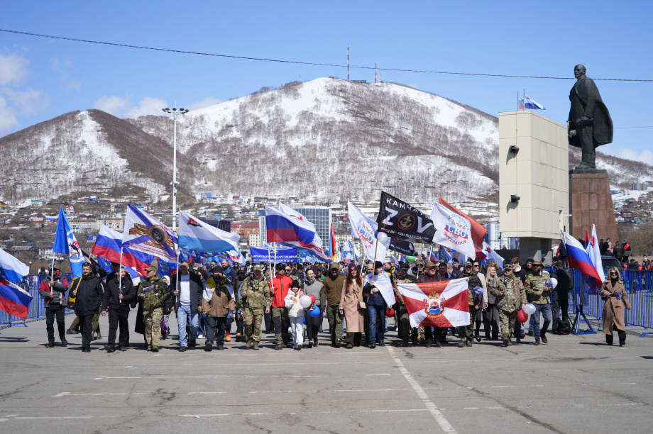 Тысячи камчатцев вышли на первомайское шествие на площади Ленина (фоторепортаж). . Фотография 17