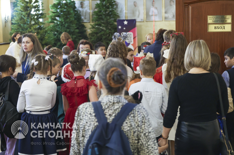 Пятьсот детей побывали на Губернаторской ёлке на Камчатке. Фото: ИА «Камчатка»/Игорь Сафончик. Фотография 58