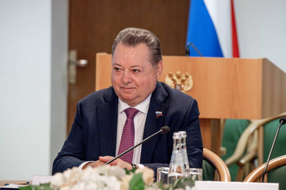 Невзоров поздравил налоговиков с профессиональным праздником. 
