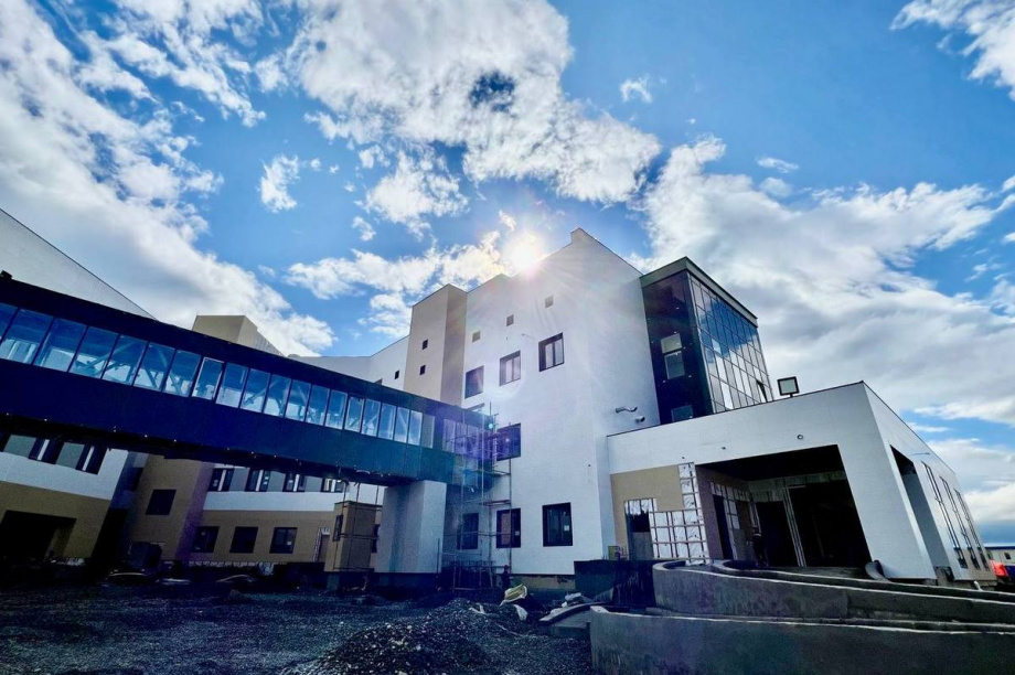 Ещё 100 рабочих задействуют в строительстве главной больницы Камчатки. Фото: kamgov.ru. Фотография 7