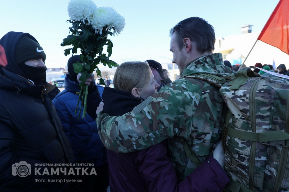 Это радость со слезами на глазах — самолёт с мобилизованными бойцами СВО прилетел на Камчатку. Фото: Виктор Гуменюк . Фотография 36