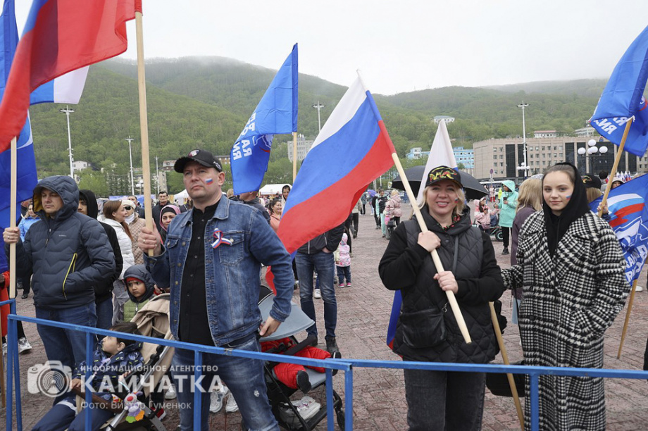 День России отметили на Камчатке многонационально, с митингом, концертом и детскими забавами. . Фотография 24