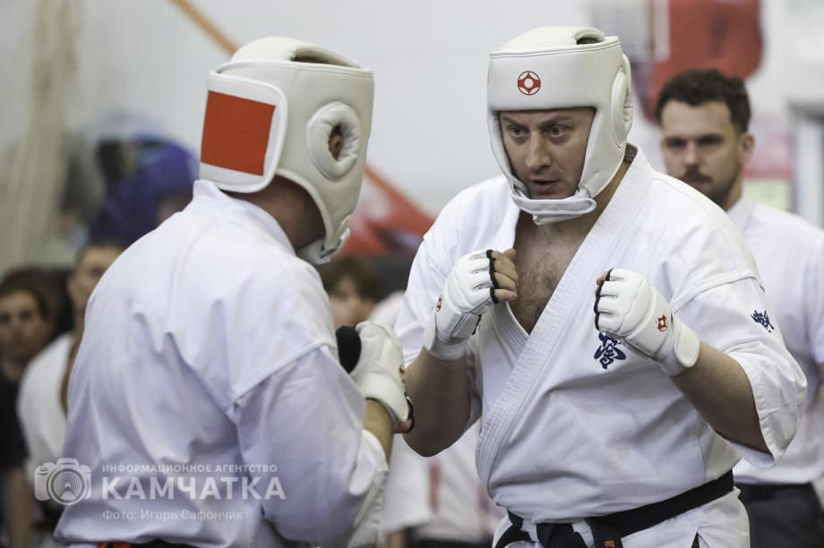 На Камчатке состоялся Чемпионат и первенство ДФО по каратэ-киокусинкай (фоторепортаж). Фото: «Камчатка Сегодня» \ Игорь Сафончик. Фотография 95