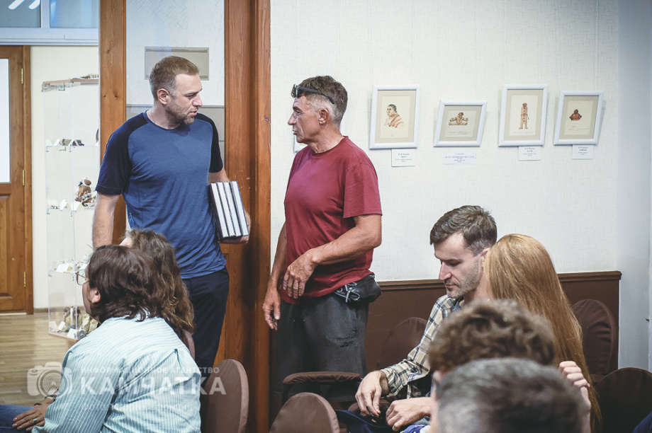 Российский мотопутешественник представил на Камчатке премьеру своего фильма о Командорах. Фото: «Камчатка Сегодня» \ Игорь Сафончик+. Фотография 15