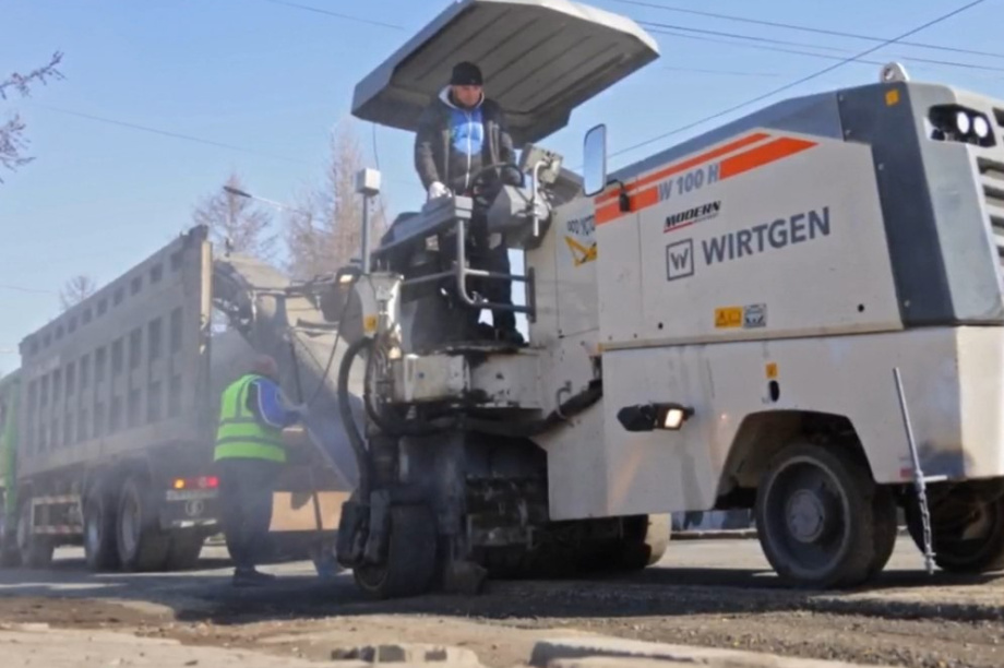 В Елизове до вечера перекрыли участок улицы Ленина для ремонта асфальта. . Фотография 7