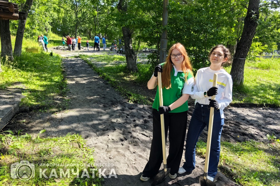 Молодежный субботник прошел в детском парке Петропавловска. фото: ИА "Камчатка". Фотография 32
