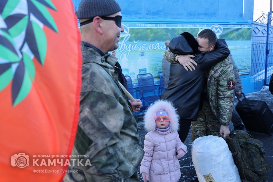 Это радость со слезами на глазах — самолёт с мобилизованными бойцами СВО прилетел на Камчатку. Фото: Виктор Гуменюк . Фотография 57