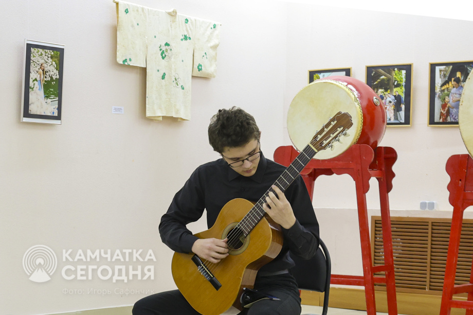 В Камчатском художественном музее открылась выставка о Японии. Фото: «Камчатка Сегодня»/Игорь Сафончик. Фотография 23