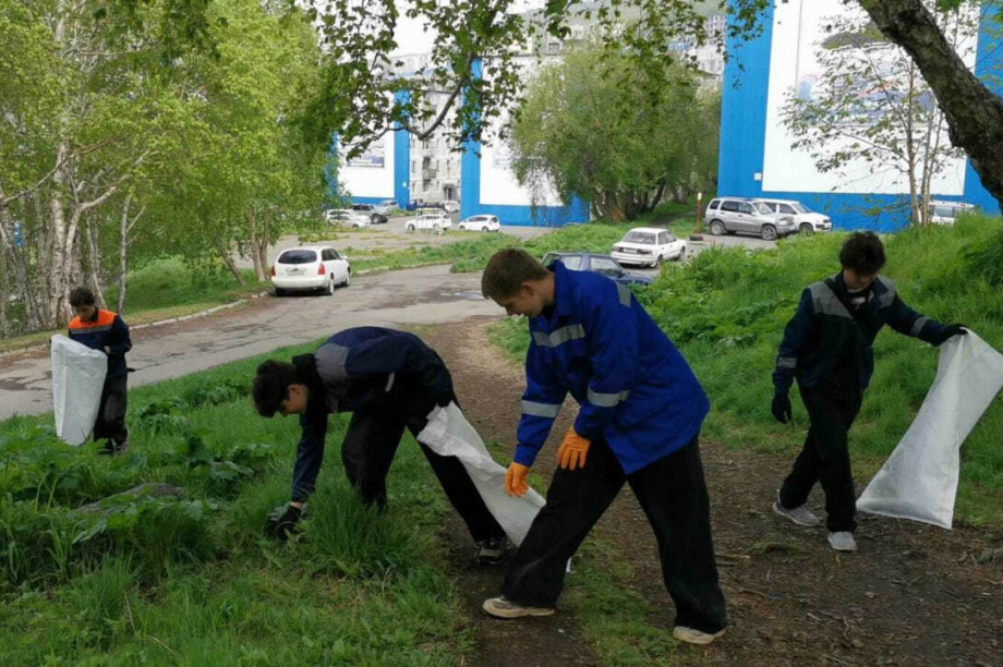 Камчатским подросткам выплатили зарплату за уборку территорий. Фото: Центр занятости населения Камчатского края. Фотография 4