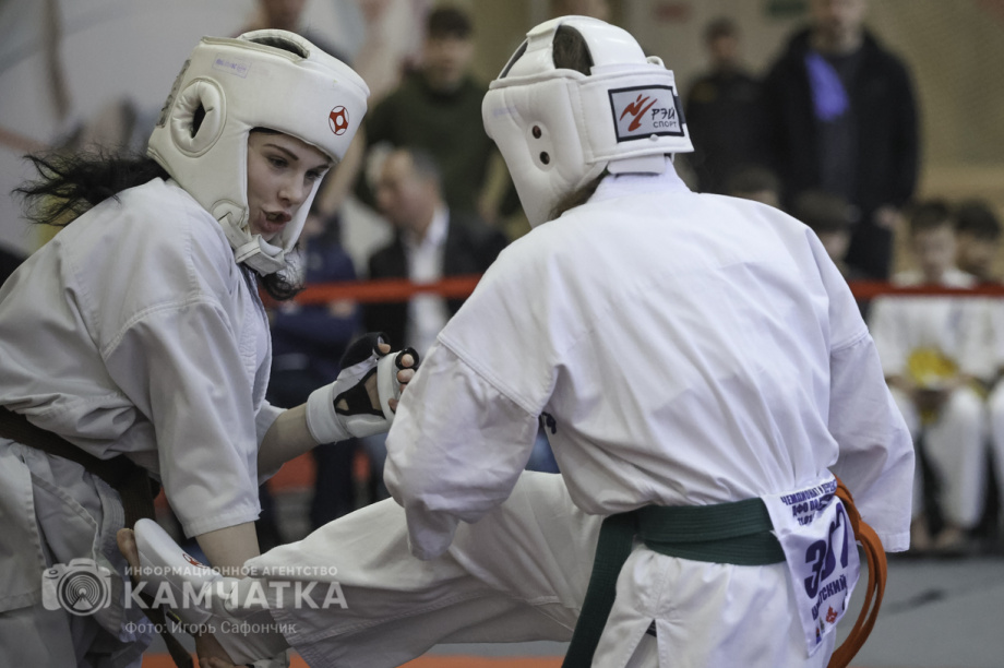 На Камчатке состоялся Чемпионат и первенство ДФО по каратэ-киокусинкай (фоторепортаж). Фото: «Камчатка Сегодня» \ Игорь Сафончик. Фотография 50