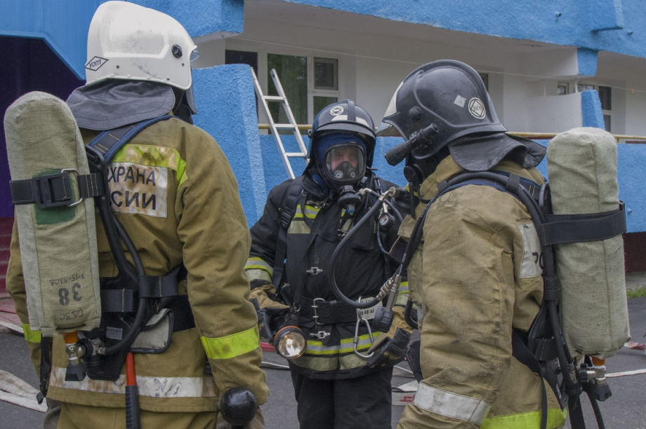 На Камчатке 37 пожарных тренировались тушить базу отдыха «Гелиос». Фото: пресс-служба краевого управления МЧС. Фотография 9