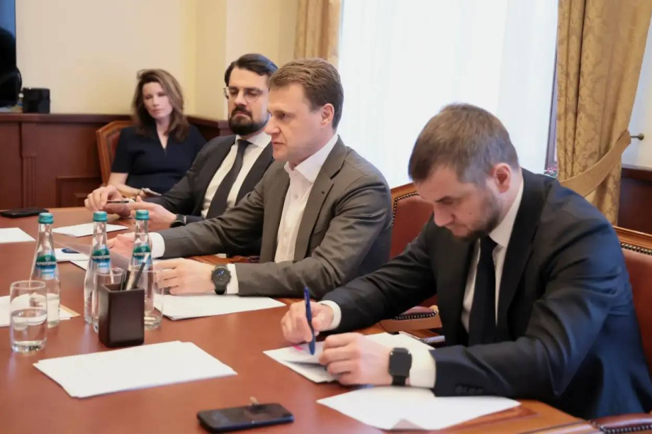 Губернатор Солодов обсудил с главой Минвостокразвития ключевые стройки года в Петропавловске. . Фотография 2