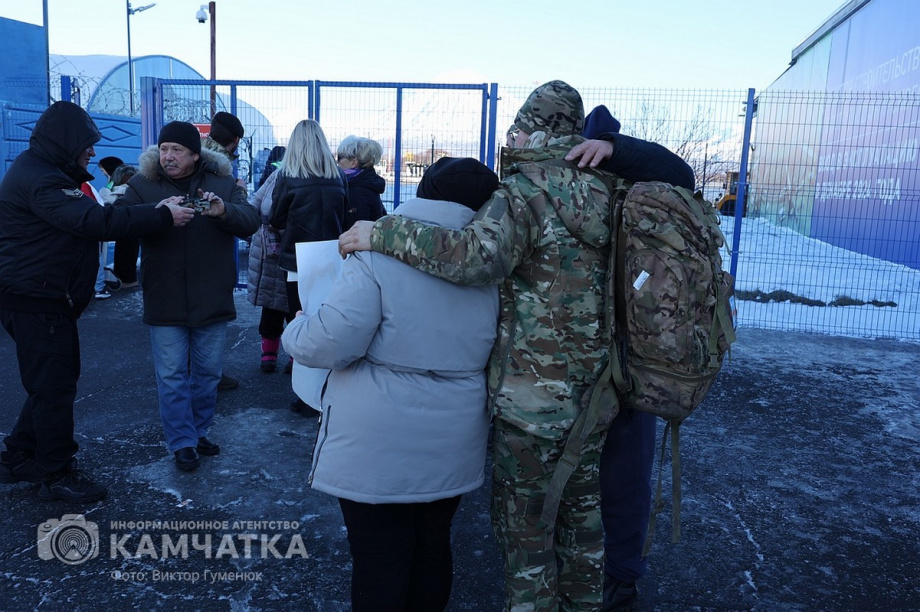 Это радость со слезами на глазах — самолёт с мобилизованными бойцами СВО прилетел на Камчатку. Фото: Виктор Гуменюк . Фотография 69
