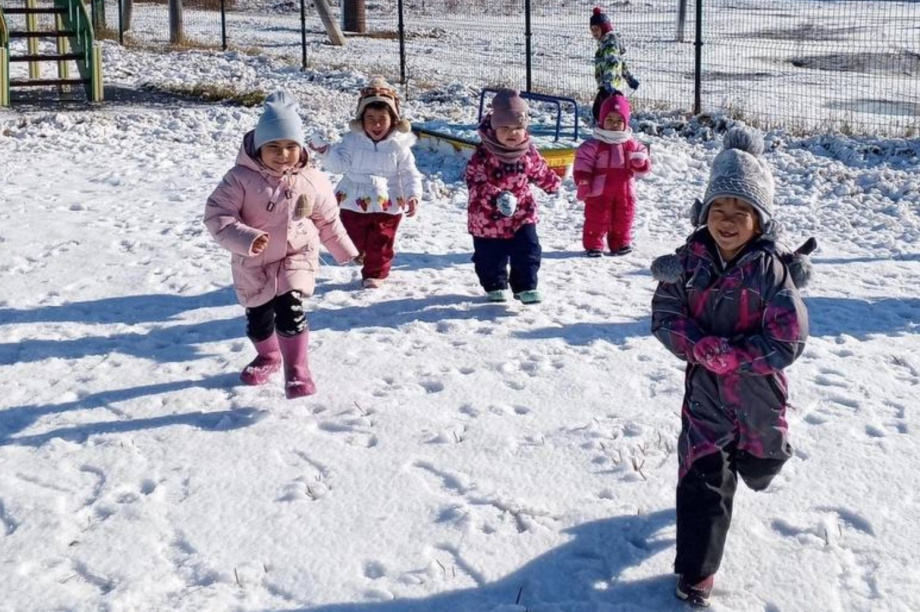 Накануне в камчатском селе Ачайваям царила радостная атмосфера, ведь выпал снег!. Фото: тг. Камчатский Север. Фотография 2