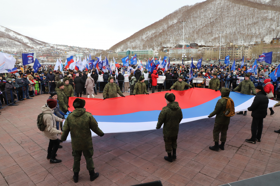 Восьмую годовщину присоединения Крыма отметила Камчатка на митинге. . Фотография 2