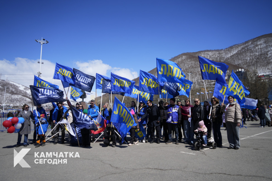 Тысячи камчатцев вышли на первомайское шествие на площади Ленина (фоторепортаж). Фото: ИА «Камчатка». Фотография 39