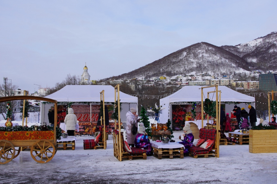 В центре Петропавловска-Камчатского открылась Резиденция Деда Мороза и фуд-корты. . Фотография 4