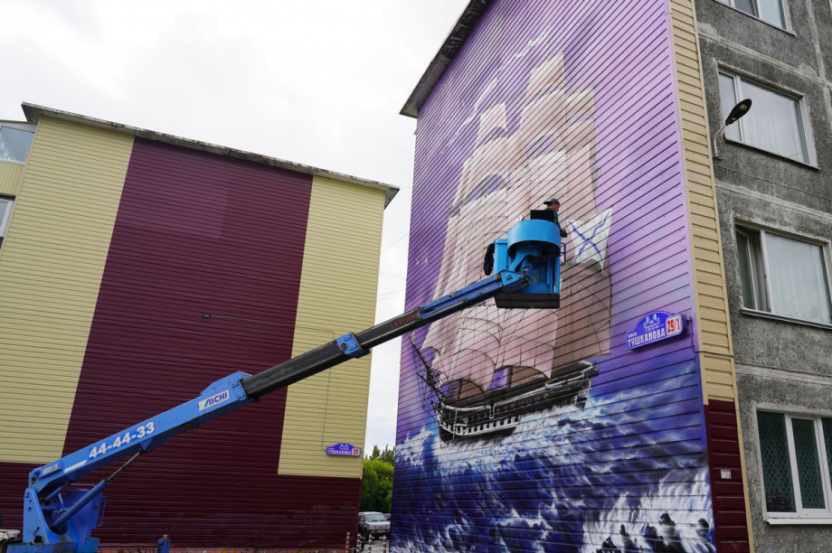 Фрегат «Аврора» украсил торец одного из домов в Петропавловске. Фото: t.me/pkgo_official_telegram, pkgo.ru. Фотография 5