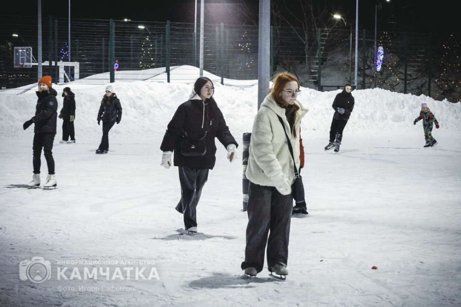 В столице Камчатки открылись катки (фоторепортаж). Фото: «Камчатка Сегодня» \ Игорь Сафончик. Фотография 18