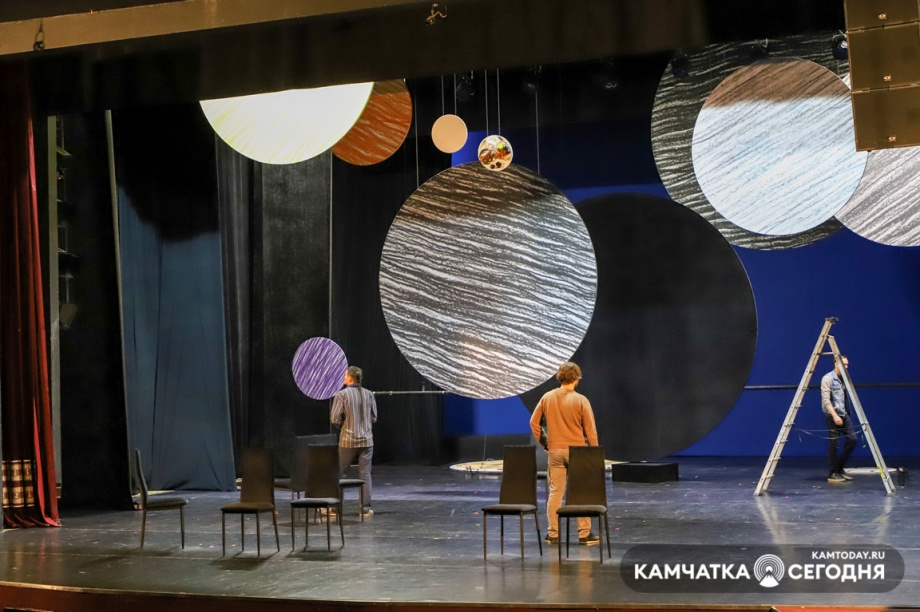 Премьера спектакля «Свои люди» состоится на Камчатке. Фото: Виктор Гуменюк. Фотография 15