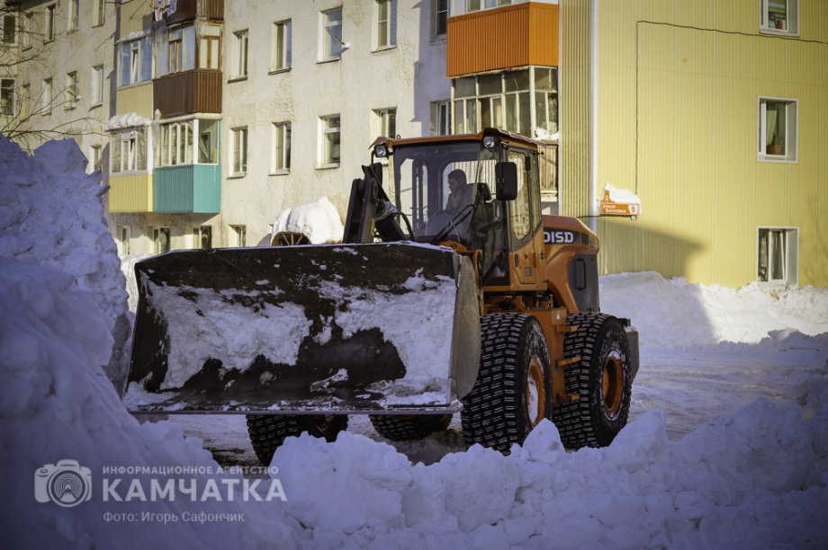 Коммунальные службы Камчатки продолжают бороться со снежными завалами (фоторепортаж). . Фотография 2