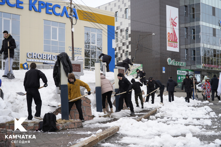Четвёртый весенний субботник прошёл в Петропавловске-Камчатском. ИА Камчатка. Фотография 12