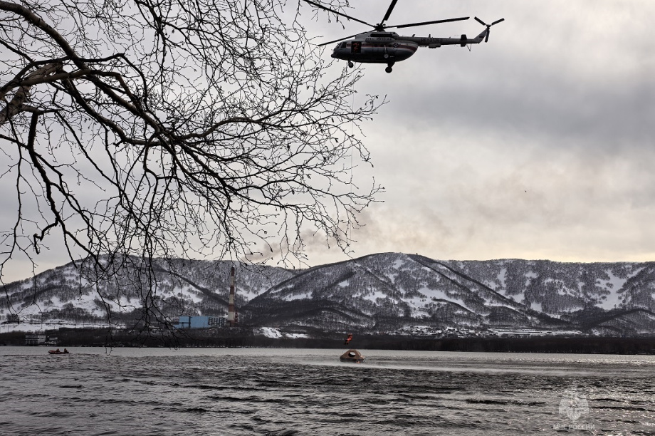 Спасатели Камчатки прыгали в воду с вертолёта без парашюта. Фото: ГУ МЧС. Фотография 5