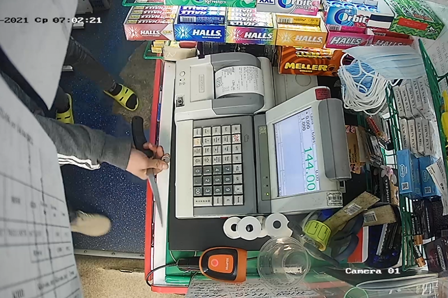 Мужчина с ножом напал на продавца в камчатском магазине (видео). Фото: УМВД России по Камчатскому краю. Фотография 1