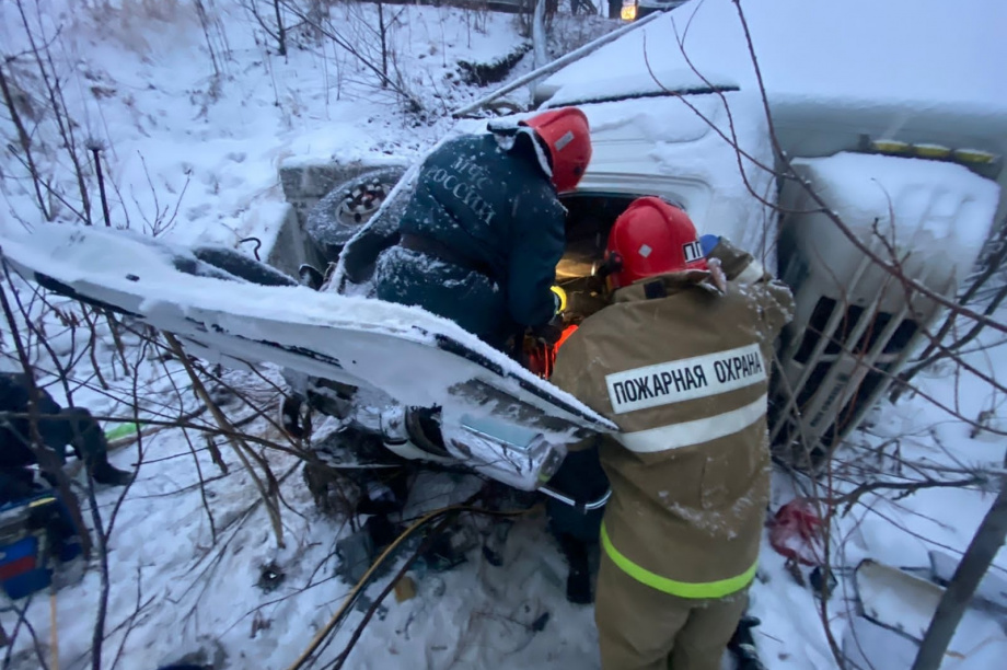Два человека госпитализированы после ДТП с грузовиками на Камчатке. Фото: ГУ МЧС России по Камчатскому краю 
