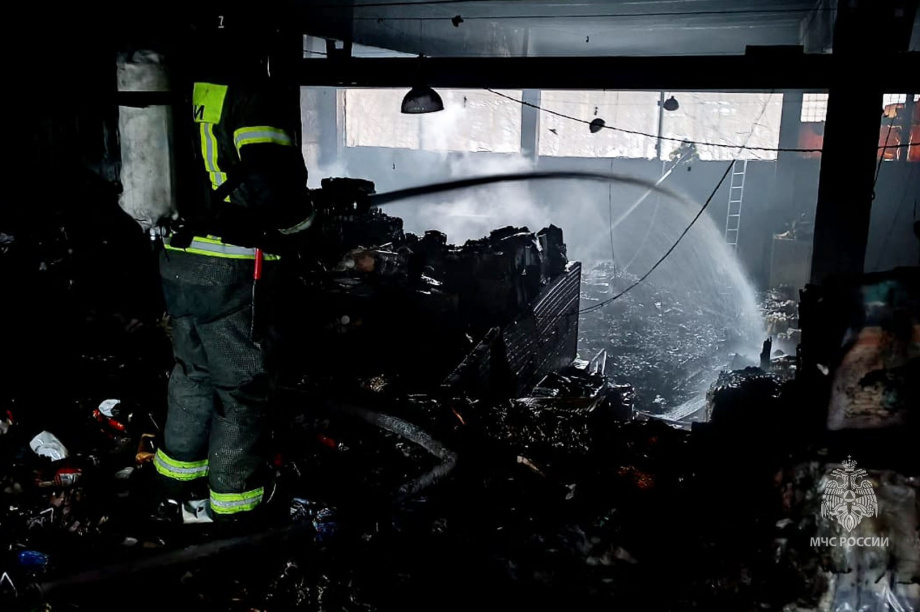Пожар на тысяче квадратных метров продуктового склада локализован в Елизове. Фото: ГУ МЧС России по Камчатскому краю . Фотография 2