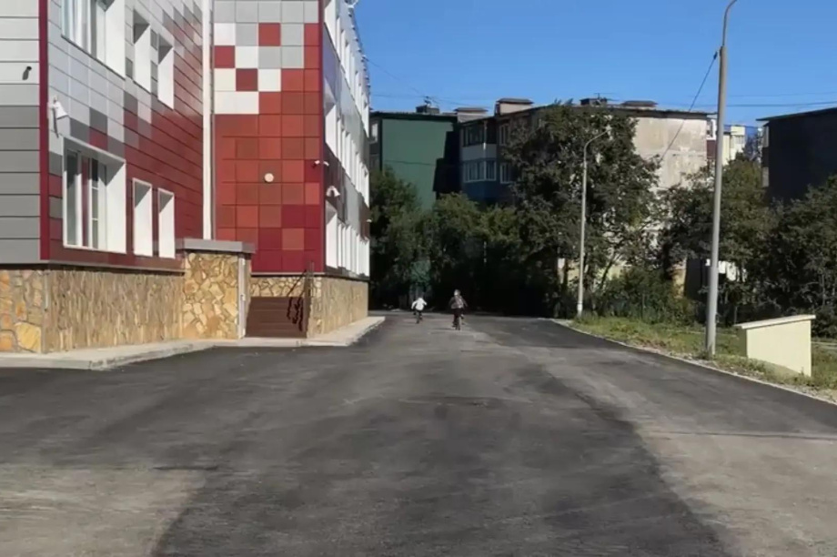 Возле школы № 27  досрочно завершают укладку асфальта. . Фотография 1