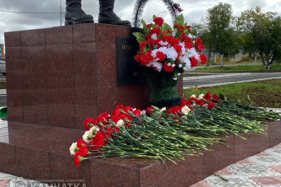 Памятник участникам СВО торжественно открыли в камчатском посёлке Сокоч. Фото: ИА "Камчатка". Фотография 7