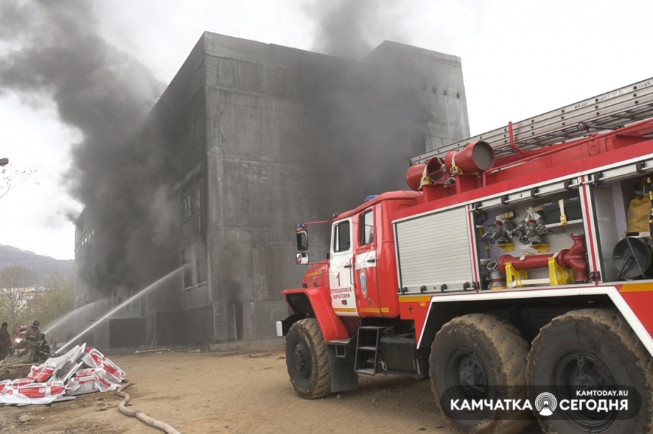 Три человека пострадали в пожаре в строящейся школе на Камчатке. Фото: Антон Скрипаченко / информационное агентство "Камчатка". Фотография 3