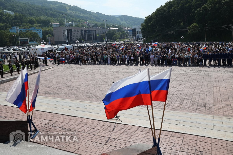 Триколор на главной площади Петропавловска-Камчатского - главный герой и триумфатор  . Фото: ИА «Камчатка» \ Виктор Гуменюк. Фотография 5