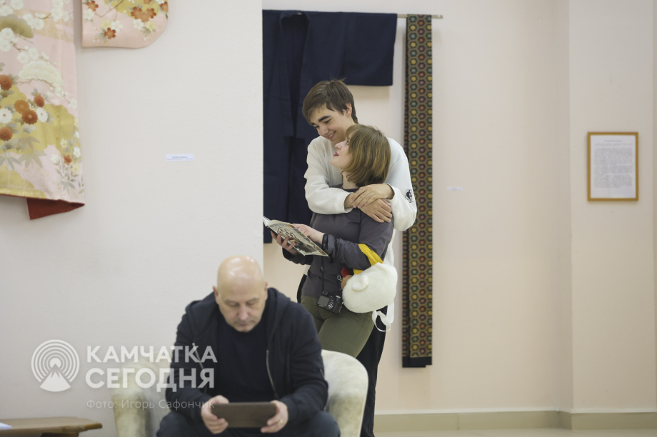 В Камчатском художественном музее открылась выставка о Японии. Фото: «Камчатка Сегодня»/Игорь Сафончик. Фотография 41