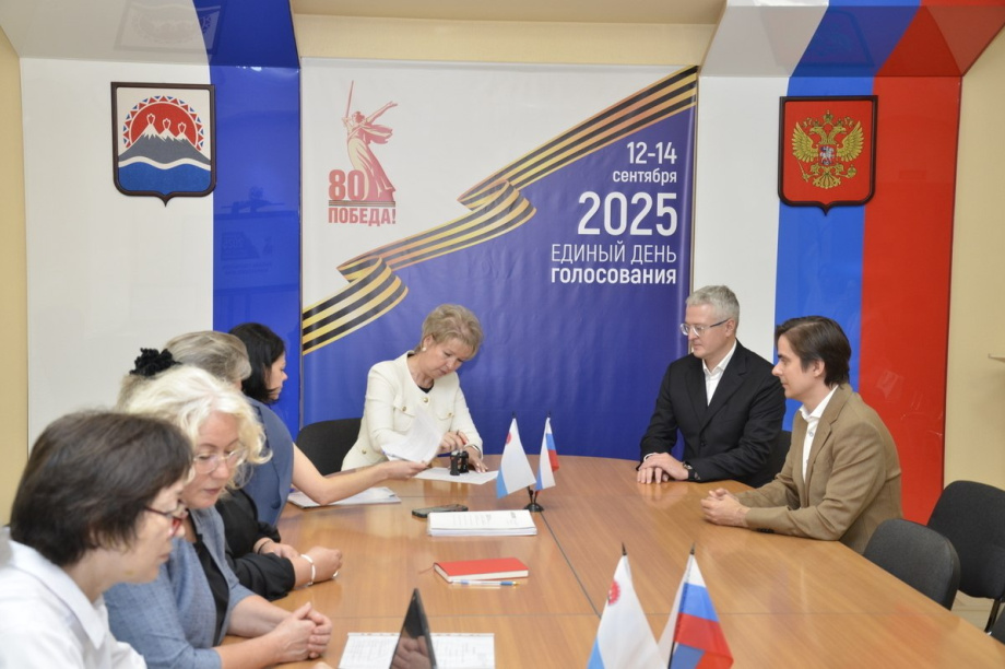 Два кандидата в губернаторы Камчатки подали документы в Избирком. . Фотография 2