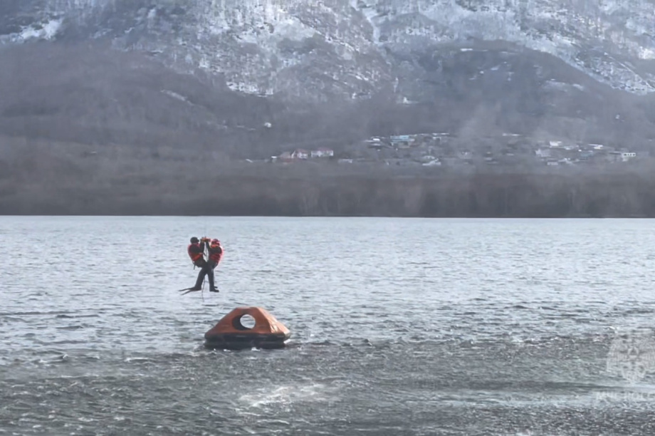 Спасатели Камчатки отработали навыки беспарашютного десантирования  . Фото: МЧС России по Камчатскому краю. Фотография 4