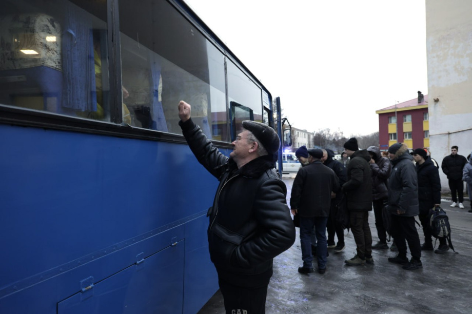 В Елизове на Камчатке торжественно проводили призывников в армию. Фото: Администрация ЕМР. Фотография 7