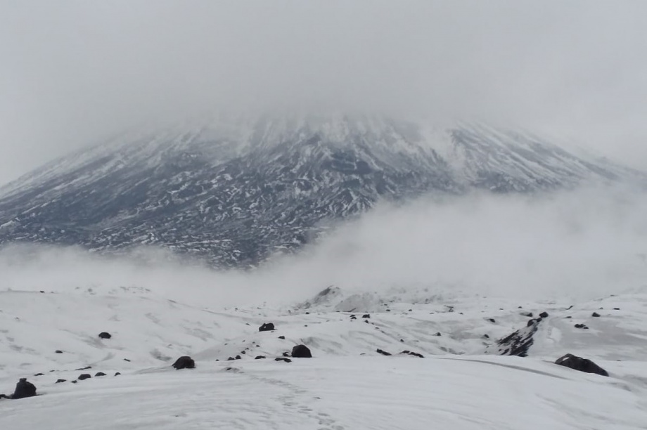 Низовая метель осложняет поиски пропавшего на Ключевском вулкане альпиниста. Фото: ПСО КГКУ «ЦОД»