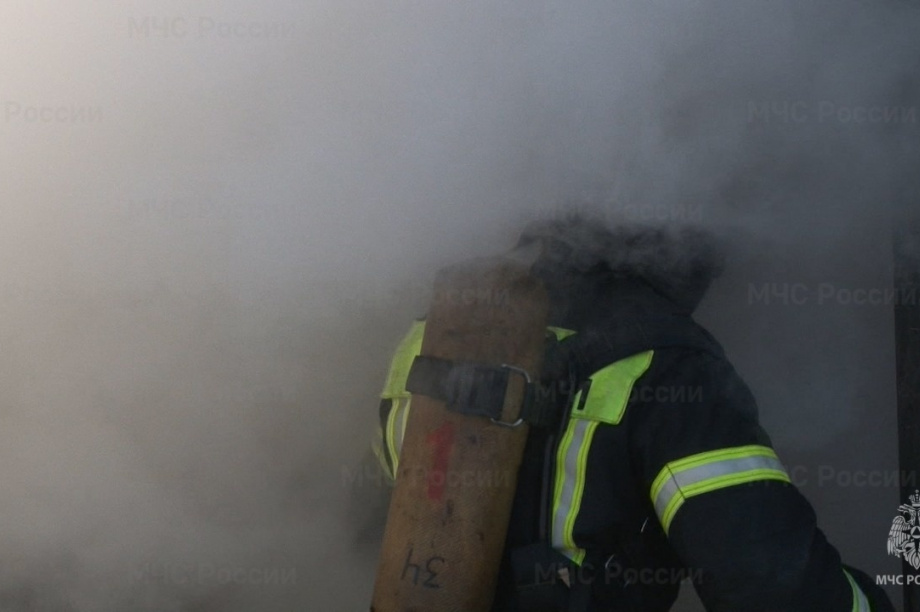Пожарные спасли мужчину из горевшей квартиры в Петропавловске-Камчатском. Фото: ГУ МЧС России по Камчатскому краю/архив 